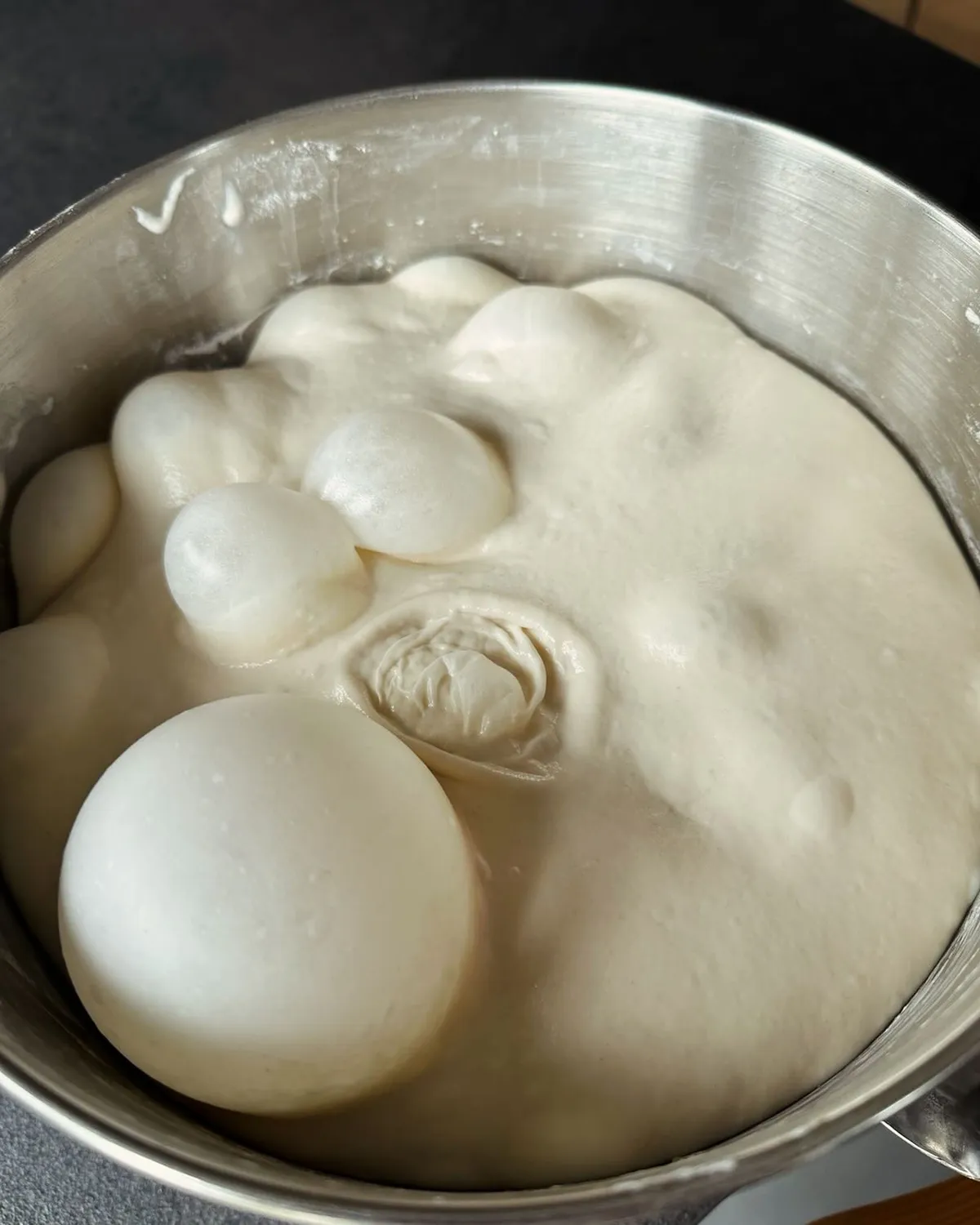 Balance de précision affichant exactement 1 gramme de levure fraîche — l'importance de peser chaque ingrédient pour la pâte à pizza