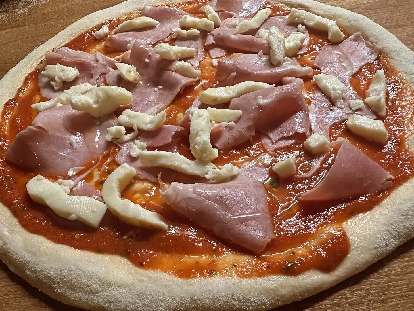 Setup complet Ooni Koda 12 : le four, la pelle peforée, le thermomètre infrarouge et le sac de farine Caputo Pizzeria — tout le matériel nécessaire