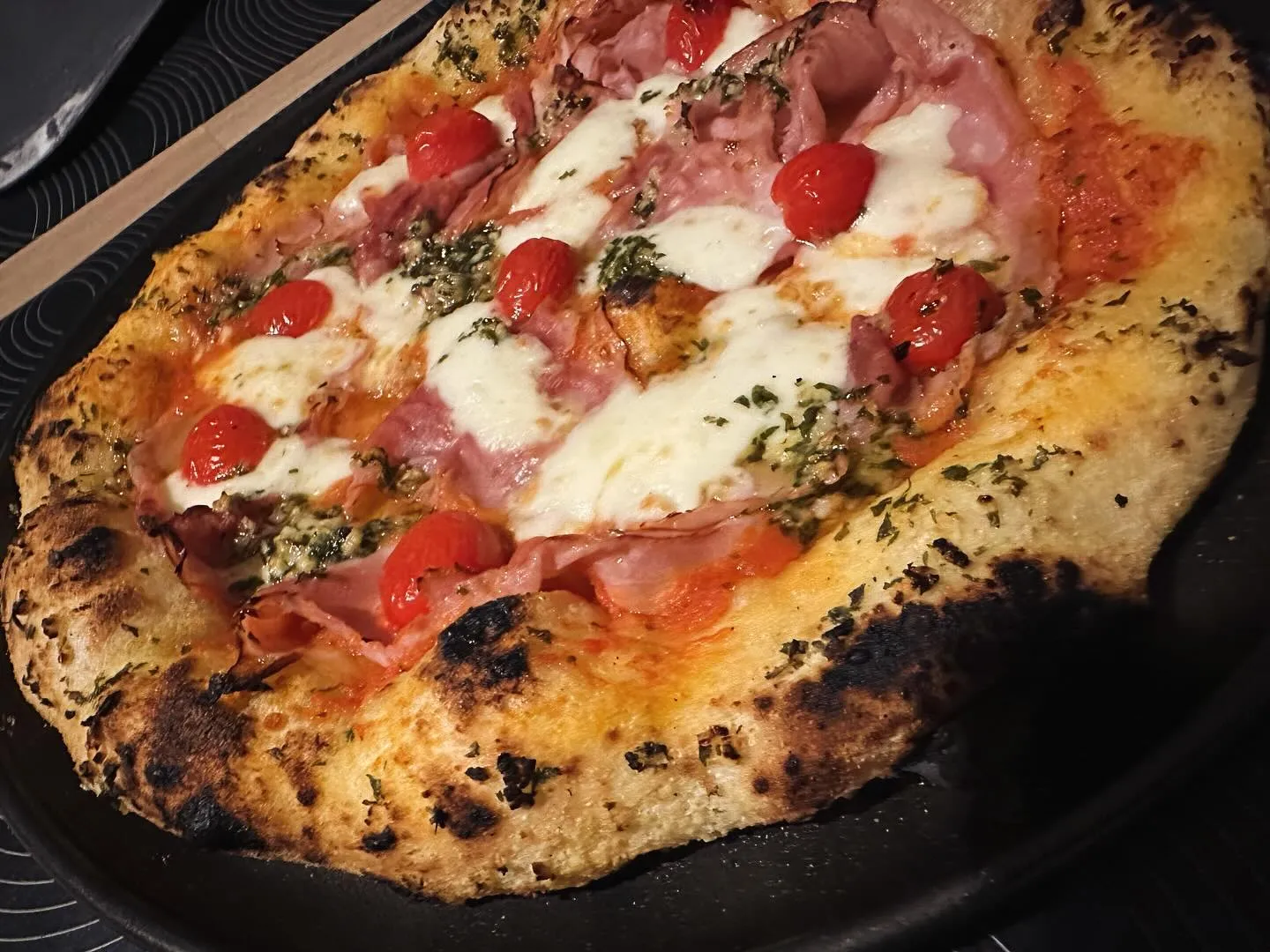 Pizza napolitaine maison parfaite : mozzarella fondante, basilic frais et filet d'huile d'olive — résultat après 300 pizzas avec l'Ooni Koda 12