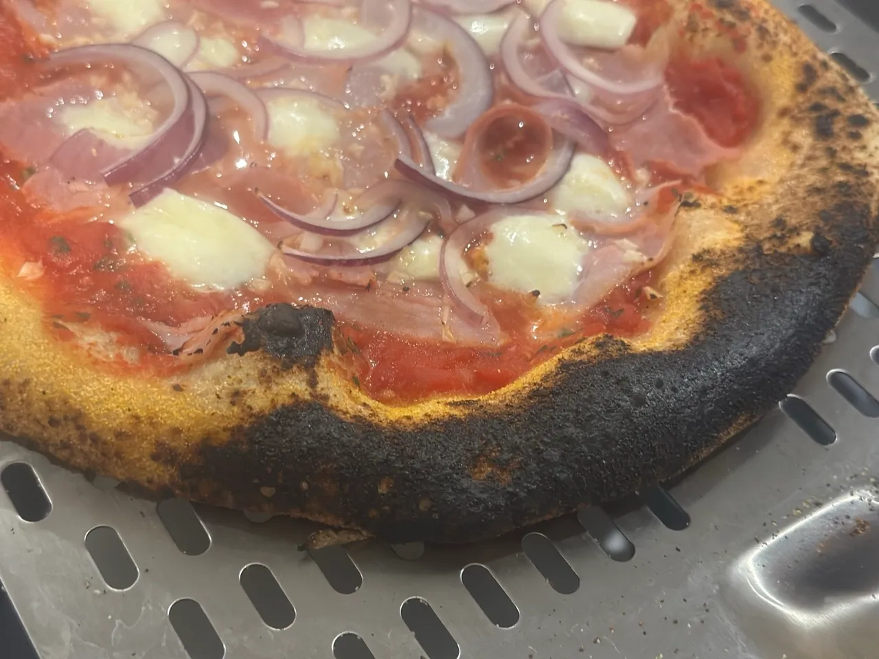 Pizza napolitaine légèrement brûlée sur les bords, exemple typique des premières utilisations d'un four Ooni Koda 12