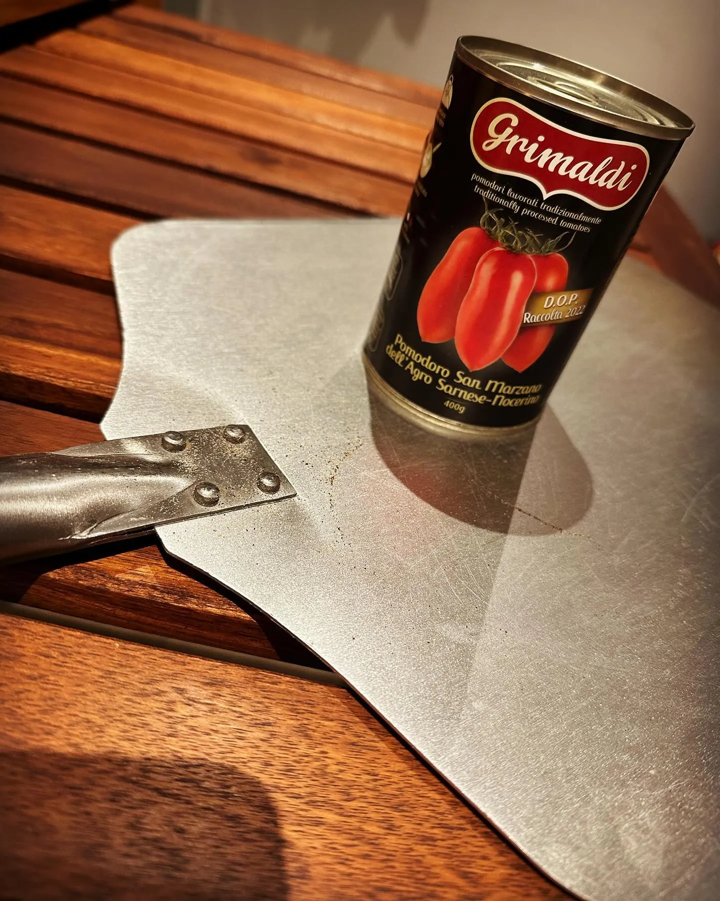 Ingrédients pour pizza napolitaine : boîte de tomates San Marzano Grimaldi, mozzarella et basilic frais sur un plan de travail